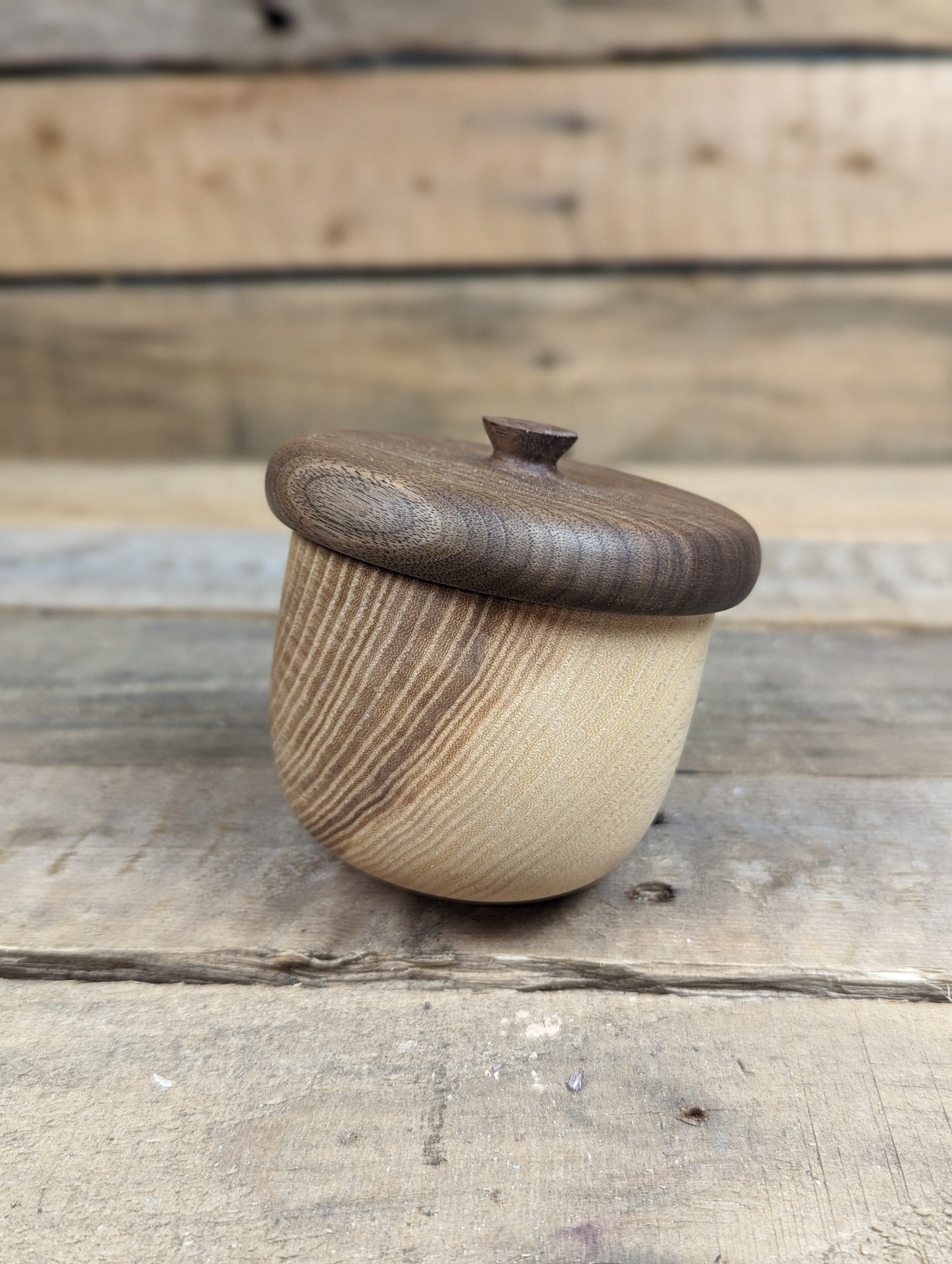Chubby acorn pot A