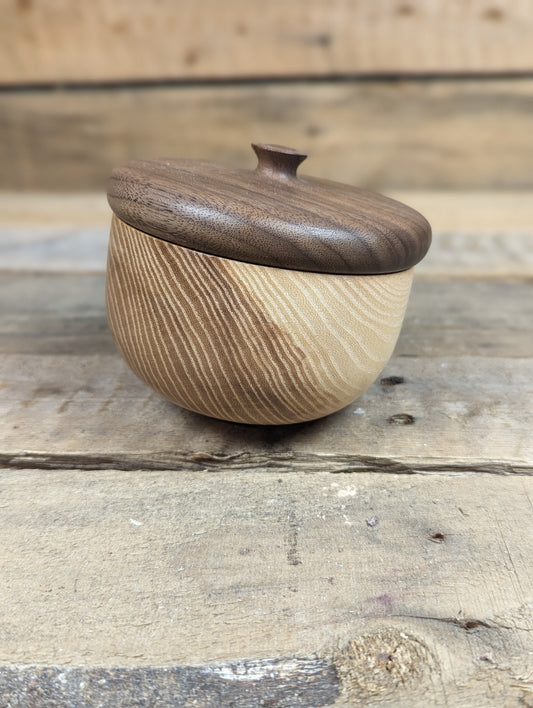 Chubby acorn pot B