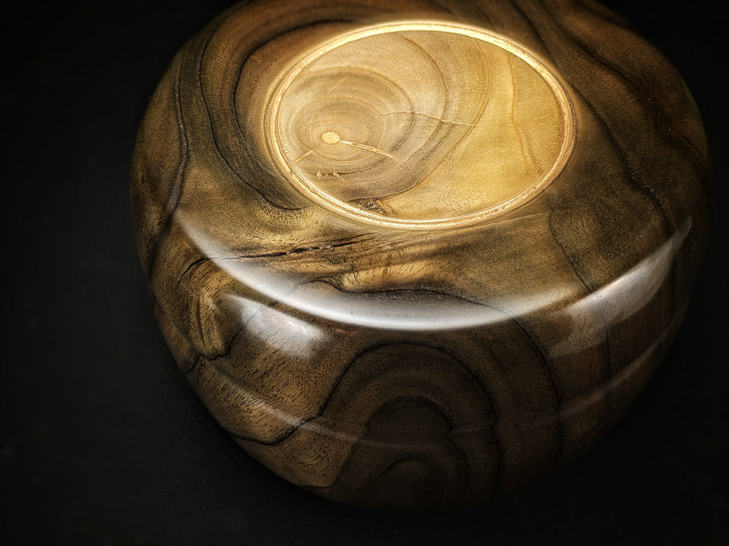 Decorative ebonized catalpa desk tumbler