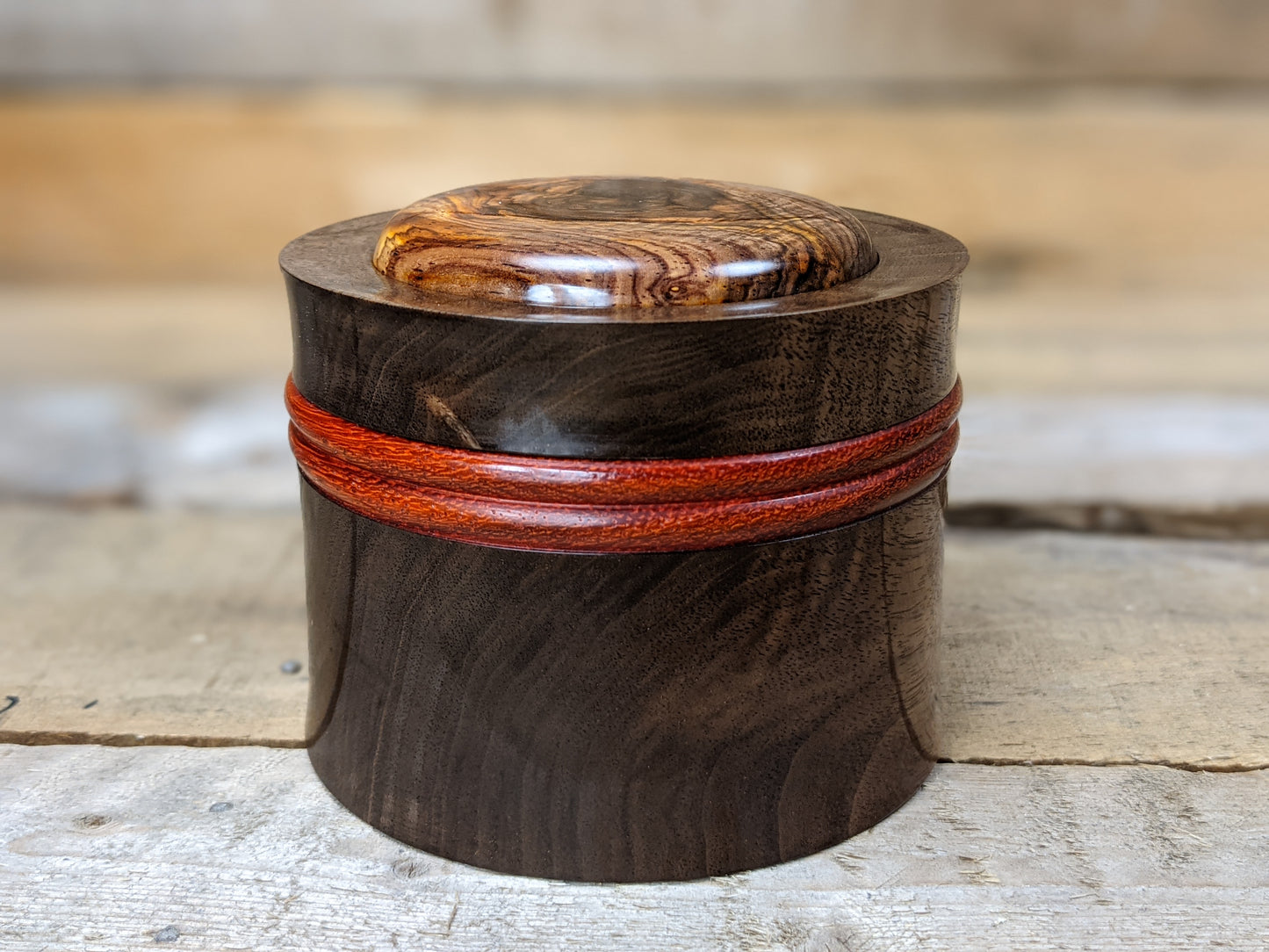 Lidded keepsake box
