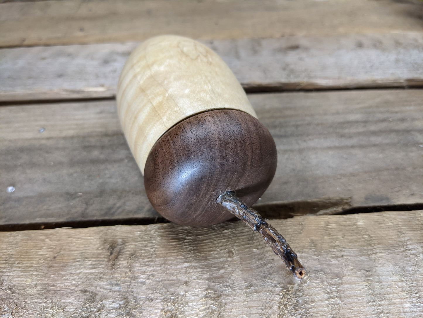 Lidded acorn box