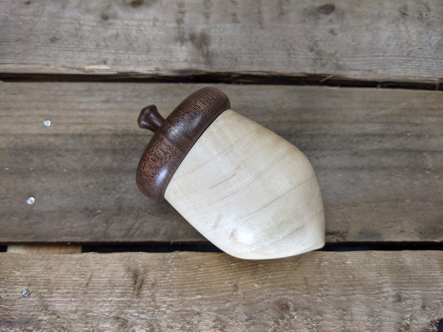 Lidded acorn box