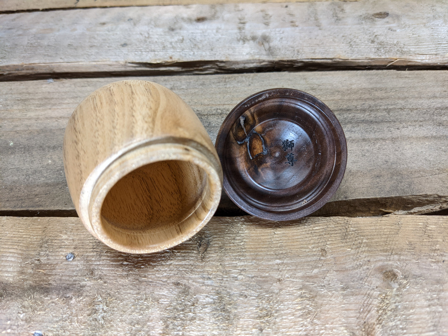 Lidded acorn box