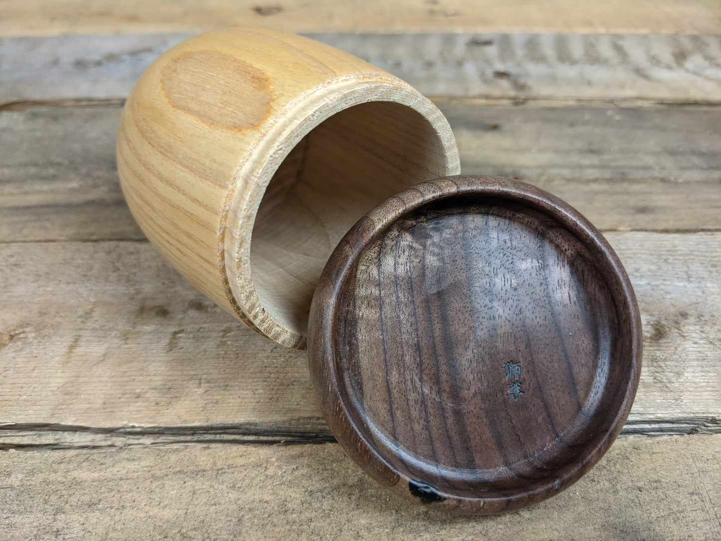 Lidded acorn pot 8