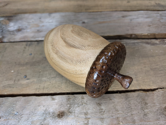 Lidded acorn box