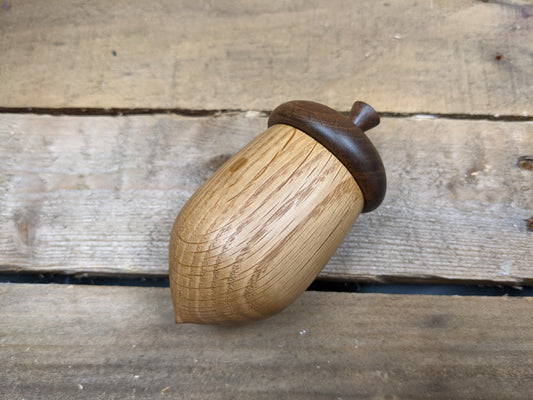 Lidded acorn box