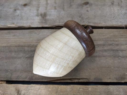 Lidded acorn box